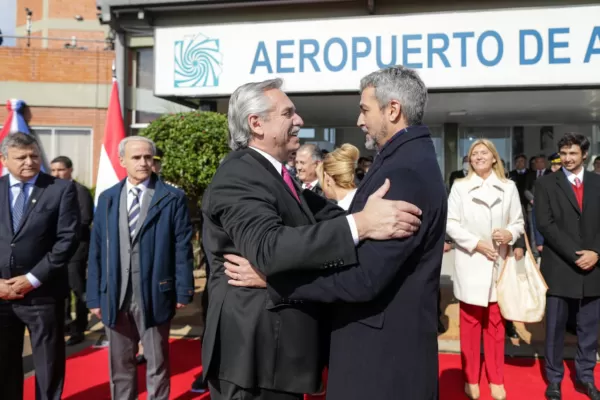 Alberto Fernández llegó a Paraguay: reunión con Abdo Benítez y acto en Yacyretá