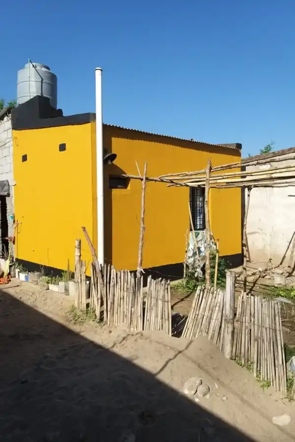 AL RESCATE. Se revocaron casas de más de 60 años que nunca habían sido pintadas. En algunas se hicieron detalles de molduras y en otras que tenían piso de tierra se les hizo contrapiso, contaron los vecinos.