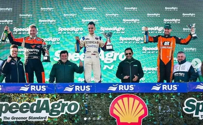 HERMOSA EXPERIENCIA. “Gogo” Frías (de blanco) subido al podio de los mejores en la Liga SpeedAgro Racing. 