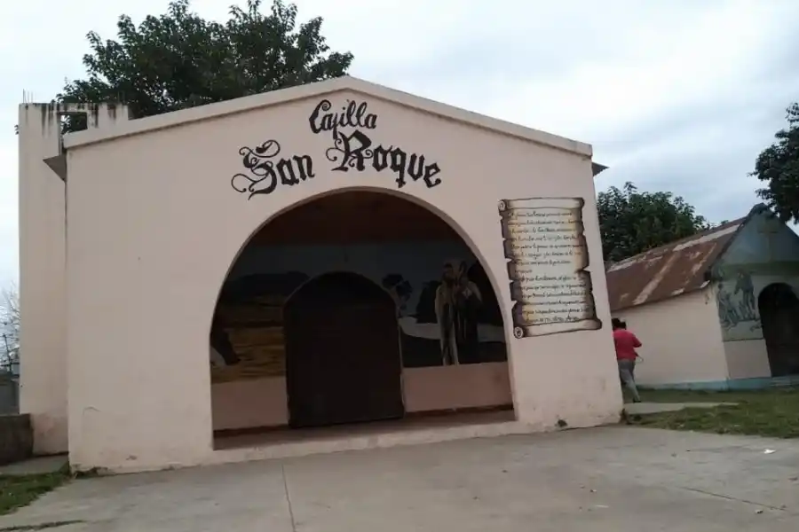 PREPARADA. La capilla del barrio San Roque fue pintada con rifas que hicieron las madres de chicas que van a hacer la comunión.