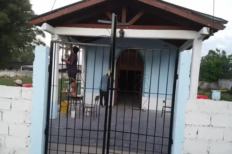 ENTRADA. En varias casas y en la capilla Virgen de Luján en la colonia 4 se están poniendo rejas. 