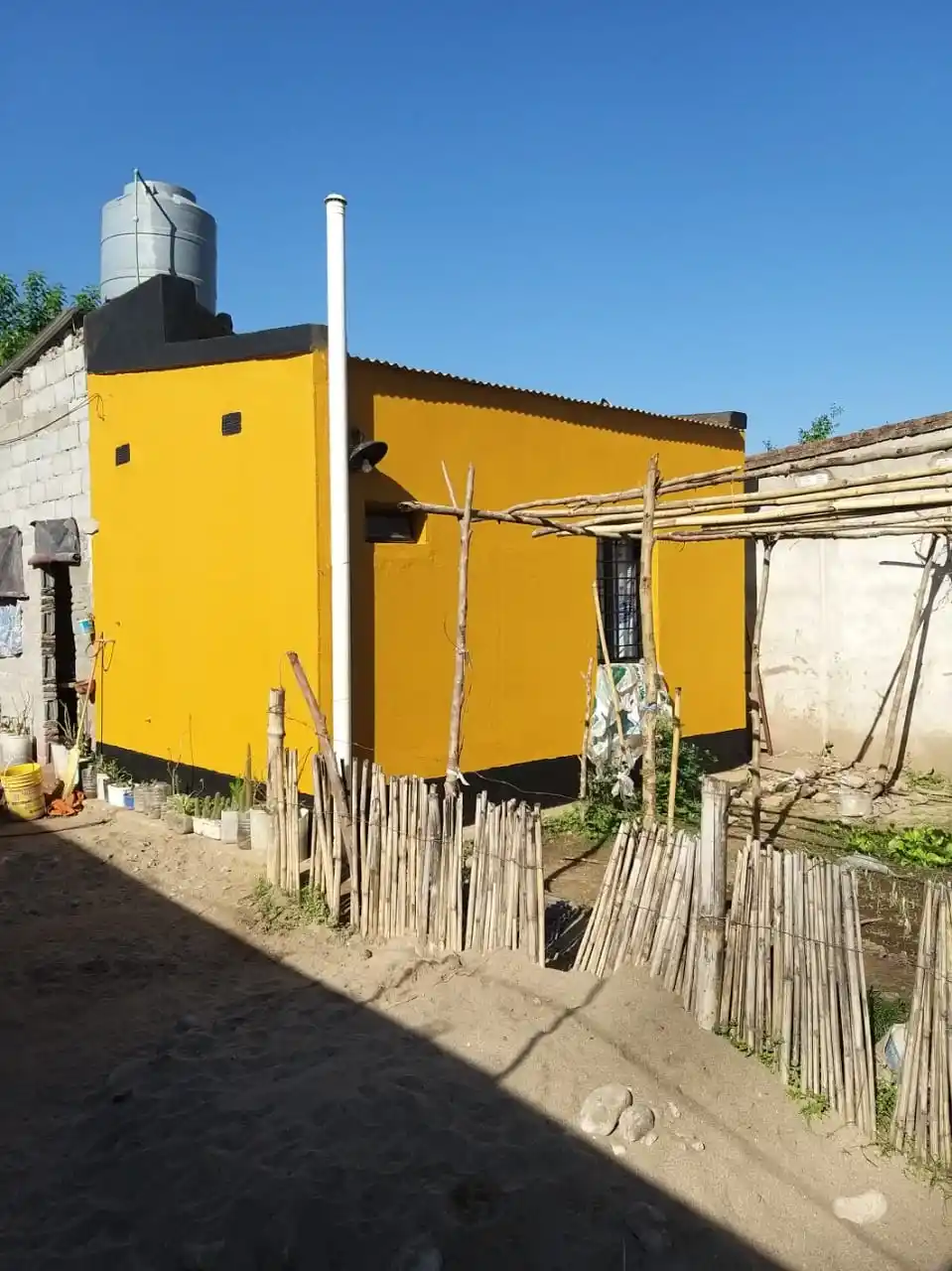 AL RESCATE. Se revocaron casas de más de 60 años que nunca habían sido pintadas. En algunas se hicieron detalles de molduras y en otras que tenían piso de tierra se les hizo contrapiso, contaron los vecinos.