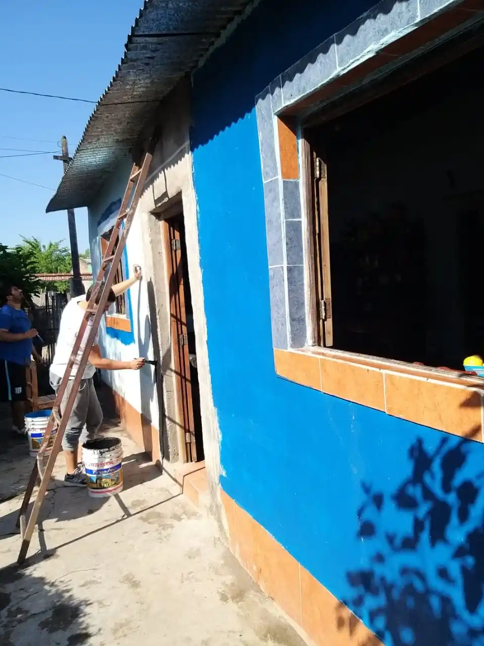 DETALLES. En varios casos se trabajó en las molduras y costados de puertas y ventanas.