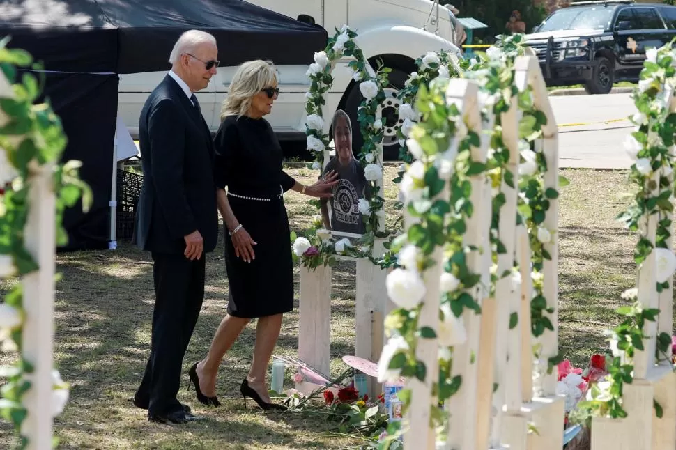 VISITA. Biden y la primera dama fueron al memorial en la escuela Robb.  