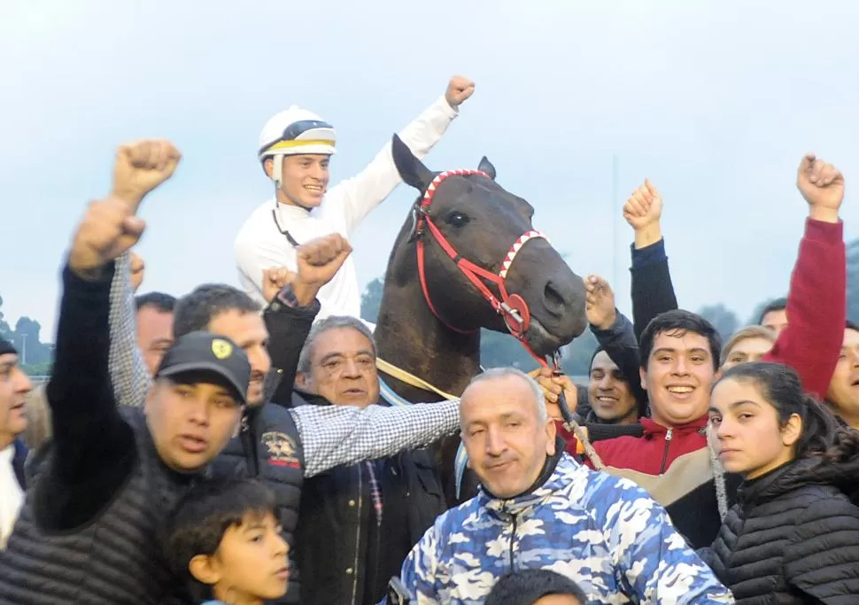 FESTEJO. El jinete José Vizcarra festeja con la barra del caballo American Hope, ganador de la competencia principal. 