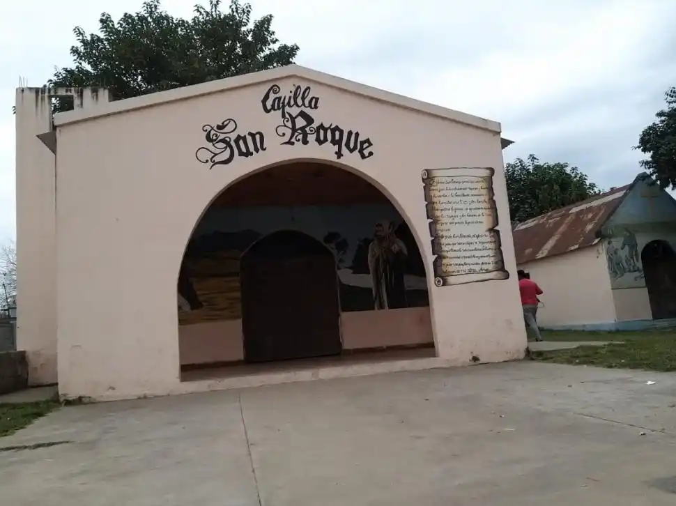 PREPARADA. La capilla del barrio San Roque fue pintada con rifas que hicieron las madres de chicas que van a hacer la comunión.
