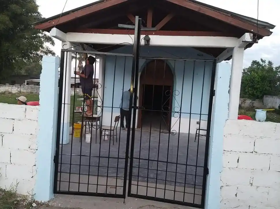 ENTRADA. En varias casas y en la capilla Virgen de Luján en la colonia 4 se están poniendo rejas. 
