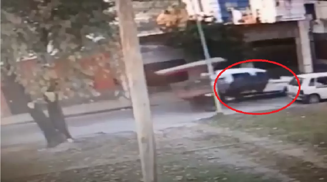 Video: Un carro con tracción a sangre chocó al intentar rebasar un auto