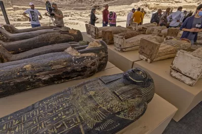 Descubren 250 sarcófagos y 150 estatuas del siglo V antes de Cristo