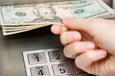 Evalúan habilitar las cuentas bancarias argentinas para cobrar en dólares