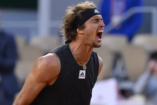 Zverev aprovechó un partido cargado de errores de Alcaraz en Roland Garros