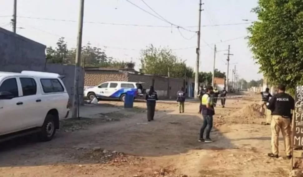 LA ESCENA. La Policía y los peritos durante las pericias de campo que se realizaron en el lugar donde cayó muerto “Cachita” Beltrán. 