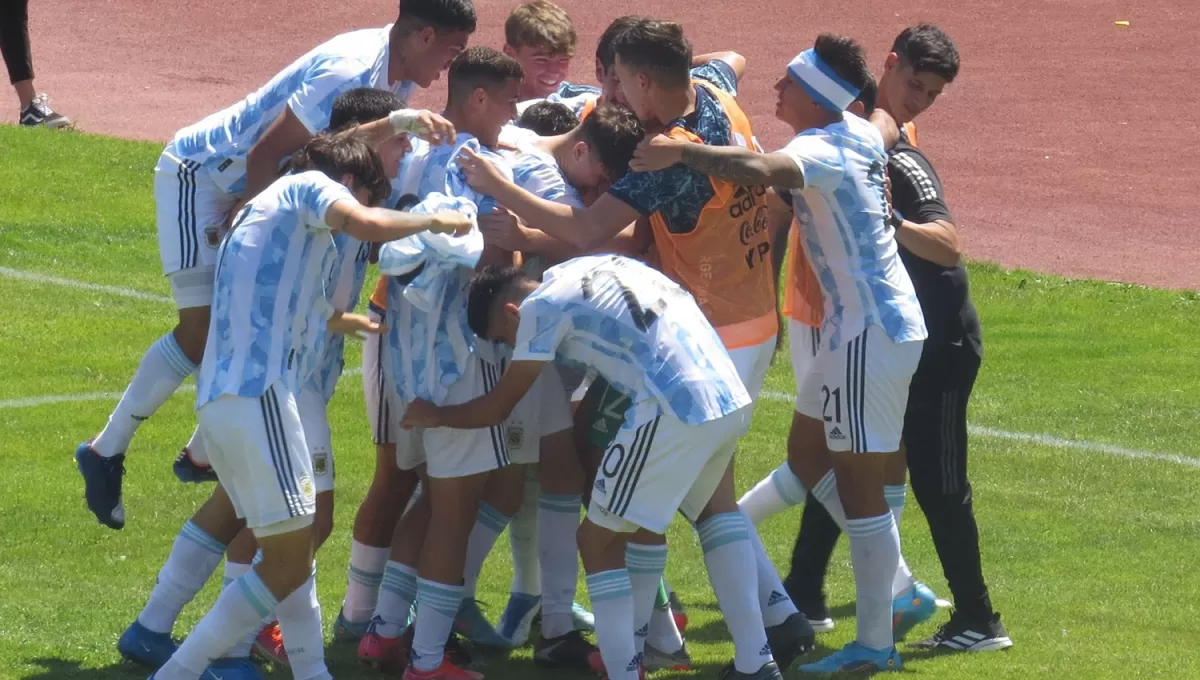 FESTEJO. Los juveniles argentinos celebran la apertura del marcador tras el gol de Garnacho.