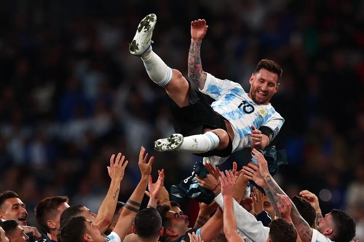 EN LO MÁS ALTO. Messi fue levantado por el aire por sus compañeros. FOTO TOMADA DE TWITTER.COM/COPAAMERICA