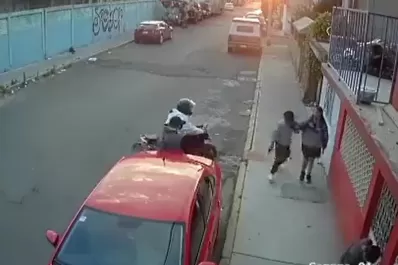 Video: vio a dos motochorros y no dudó en huir y abandonar a su novia