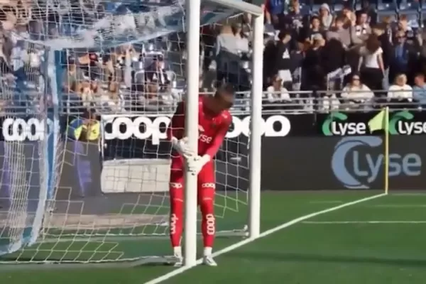 Video: un arquero del fútbol europeo achicaba los arcos cuando su equipo jugaba de local