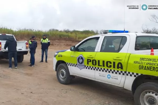 En Los Porceles, encontraron una excavadora sacando áridos del río