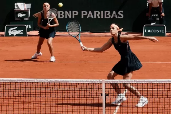 Leyendas de Roland Garros: Sabatini y Dulko perdieron ante las locales, pero siguen con chances