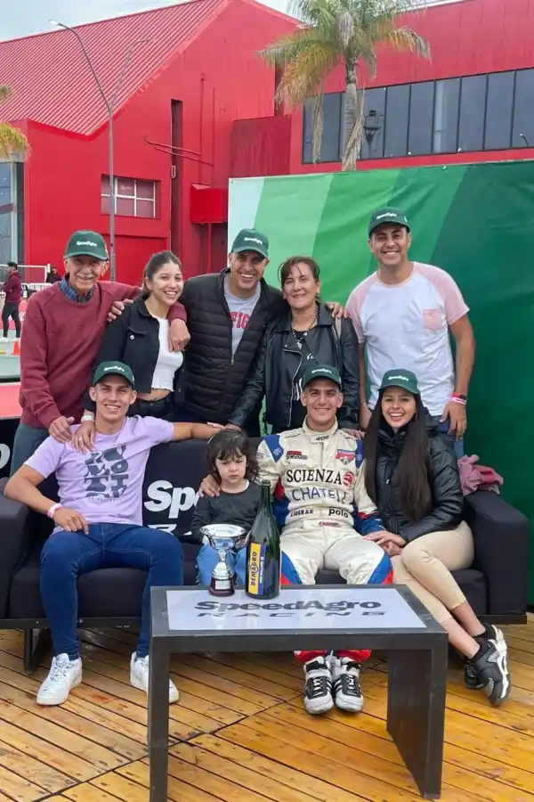 INCONDICIONALES. “ Gogo”, en Las Termas, rodeado por sus familiares. 