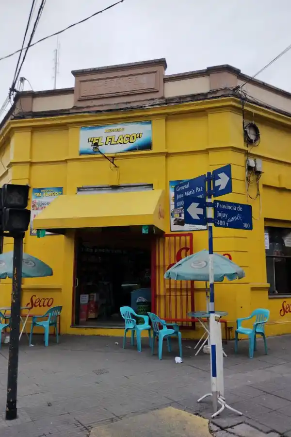 POTENTE. El local de  sánguches “El flaco” llama a sus clientes con una pintura amarilla. Antes fue despensa