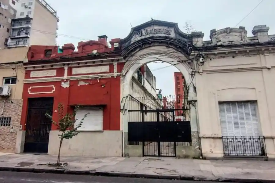 DETALLES. Con molduras y una gran entrada, la casa se muestra imponente en el vecindario.