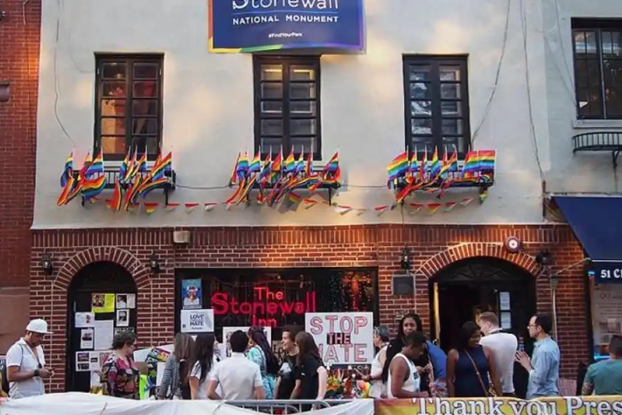 Stonewall Inn, lugar donde nació el movimiento LGBT