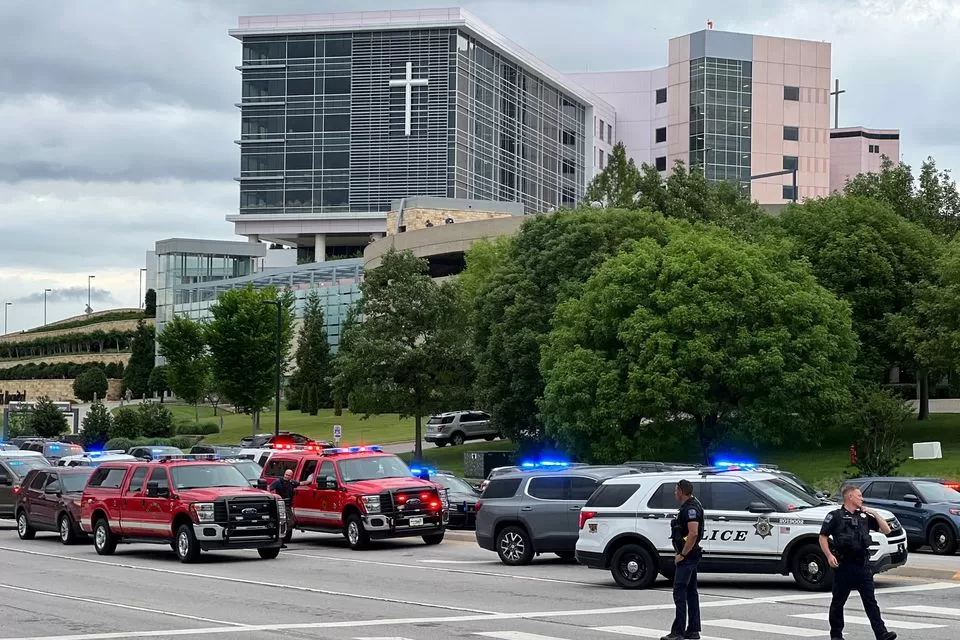 El personal de emergencia trabaja en la escena de un tiroteo en la Clínica Warren en Tulsa, Oklahoma, el 1 de junio de 2022. 