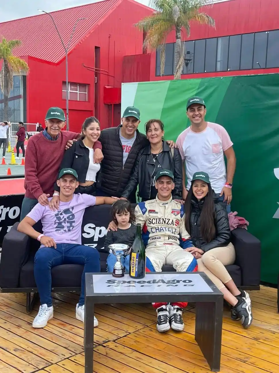 INCONDICIONALES. “ Gogo”, en Las Termas, rodeado por sus familiares. 