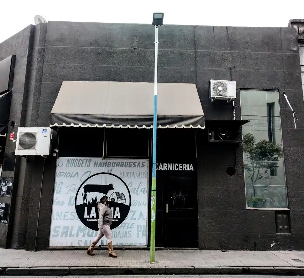 PROTEGIDA. El negocio de la carnicería da sensación de robustez y de pulcritud. 