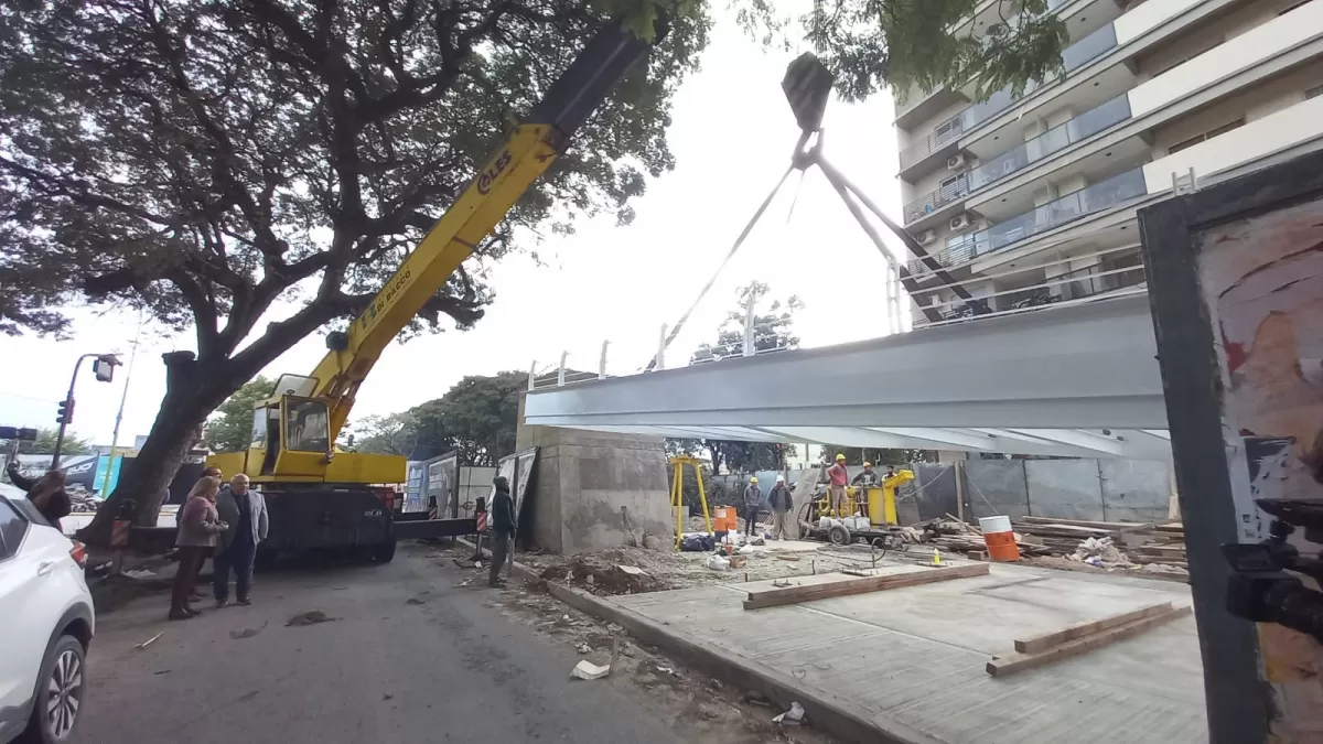 EN OBRAS. Avanza la instalación del nuevo puente peatonal en avenida Mate de Luna al 2.100. Foto LA GACETA / Analía Jaramillo