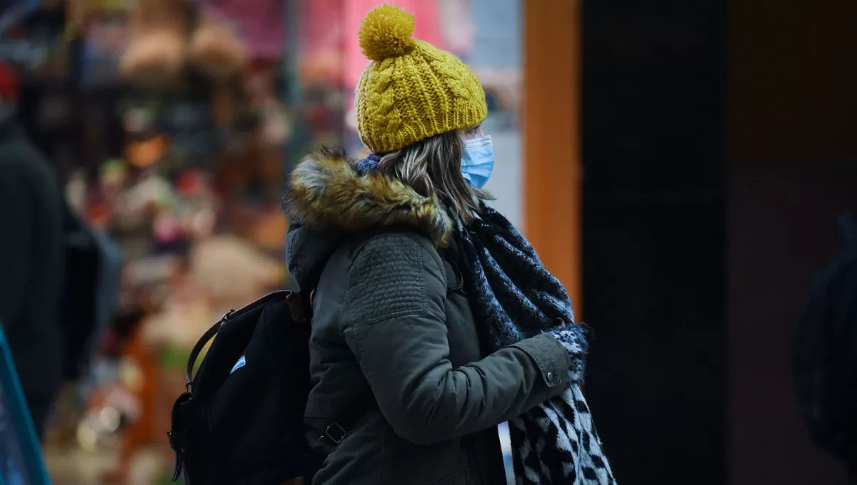 CON TODO. Los gorros, las bufandas y los guantes se volvieron indispensables para salir a las calles durante el invierno.