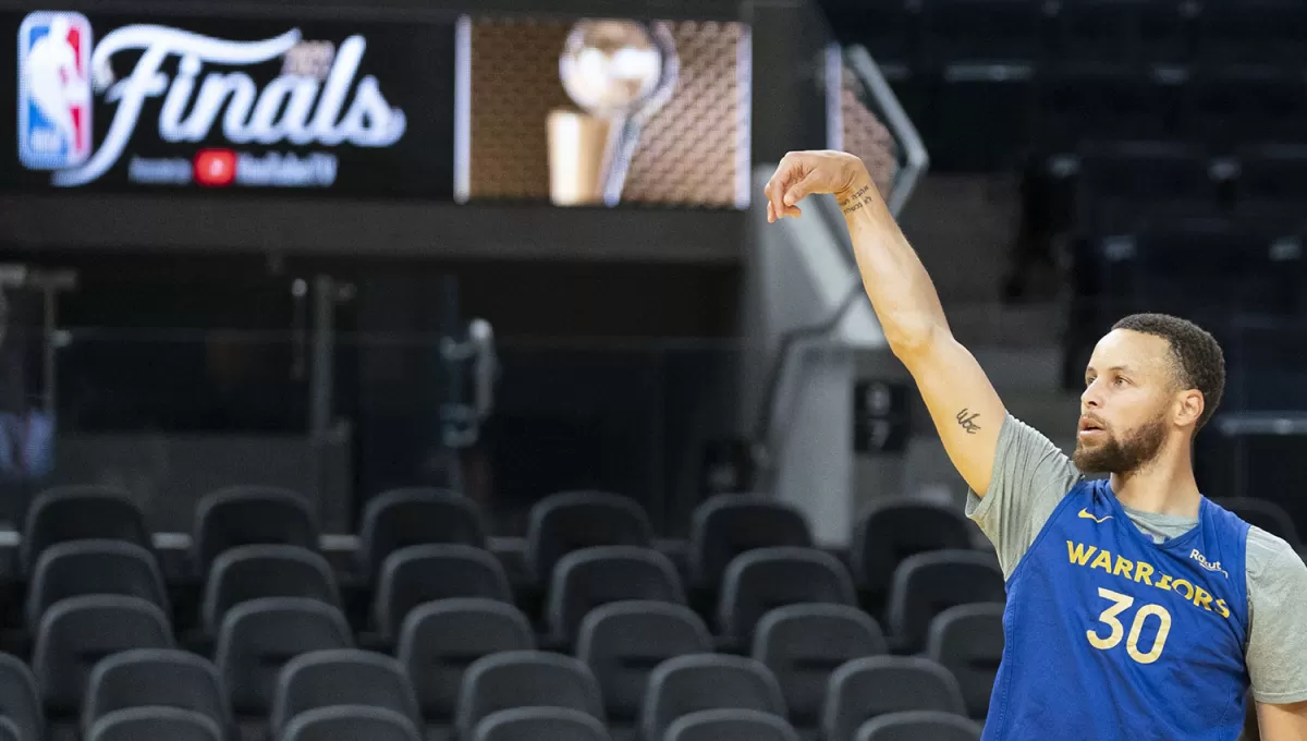 POR EL CUARTO. Stephen Curry intentará liderar de nuevo a Warriors hacia otro campeonato, el cuarto personal y el séptimo de la franquicia. 