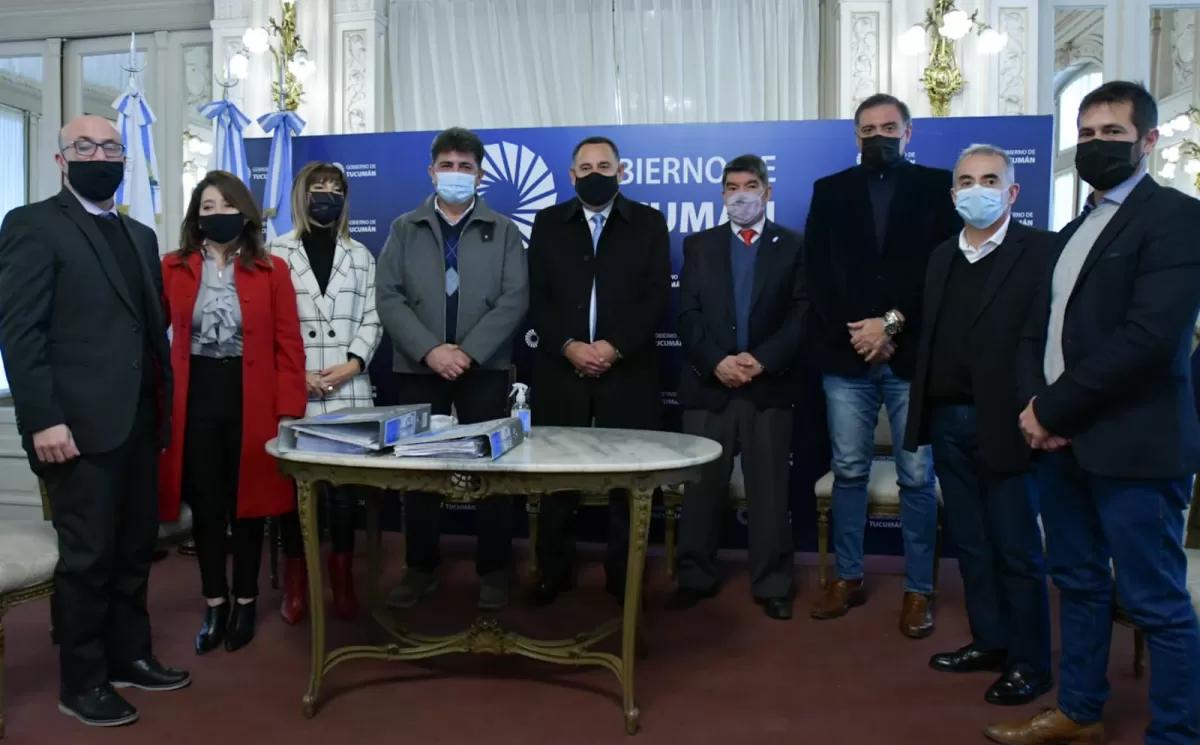 EN LA CASA DE GOBIERNO. Los funcionarios que participaron de la apertura de sobres para la adjudicación de la obra de viviendas en Las Talitas. Foto: Comunicación Pública