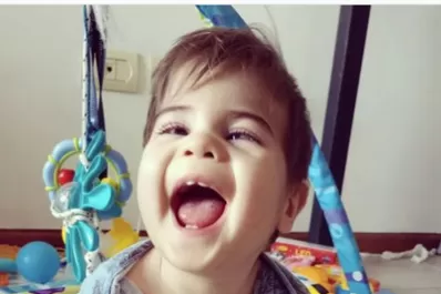 Tiene un año y vive cada día al borde de la muerte por una rara enfermedad