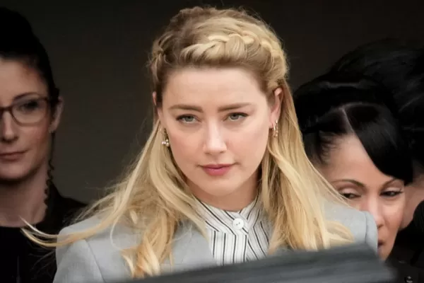 Qué decía el artículo que le costó la condena por difamación a Amber Heard