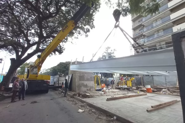 En fotos: así avanza la instalación del nuevo puente de Mate de Luna al 2.100