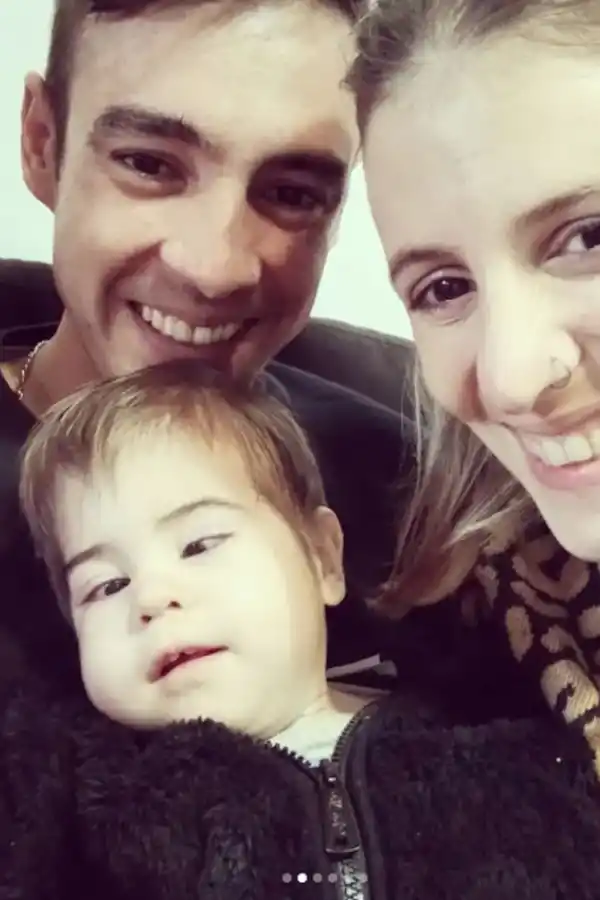 CUIDADOS ESPECIALES. Benja recibe todo el amor de sus padres. 