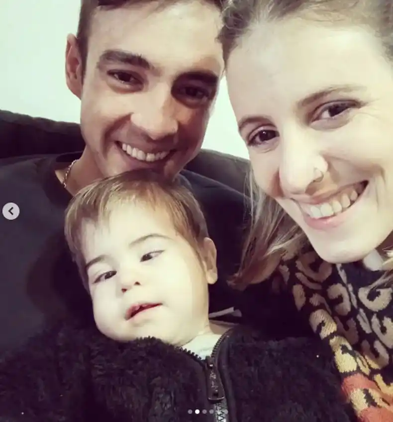 CUIDADOS ESPECIALES. Benja recibe todo el amor de sus padres. 