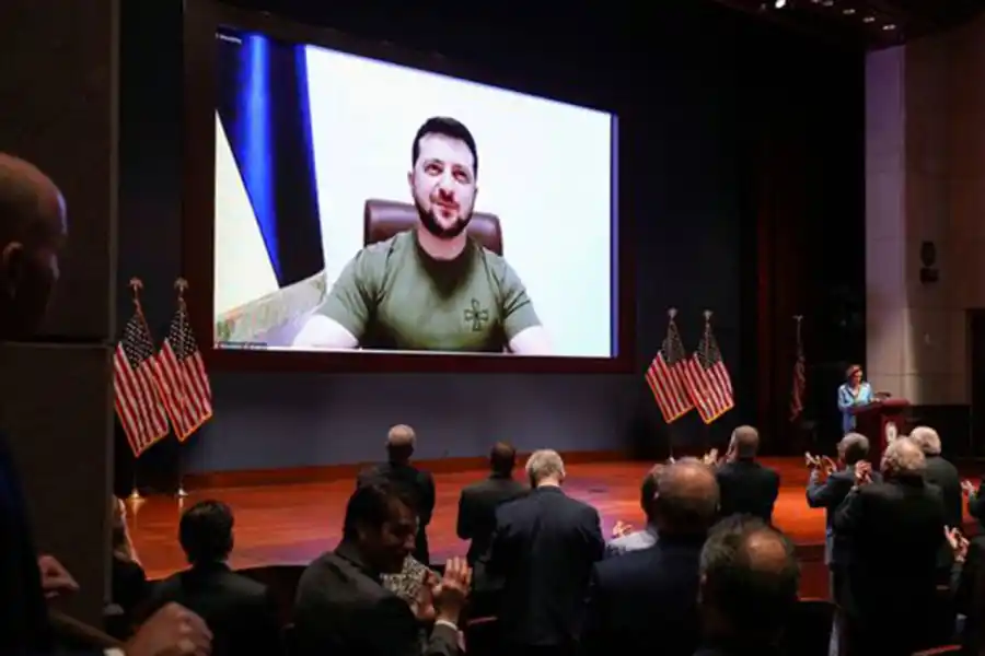 APOYO. Zelensky dialogó con un grupo de senadores de Estados Unidos mediante una videollamada.