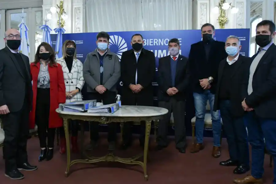 EN LA CASA DE GOBIERNO. Los funcionarios que participaron de la apertura de sobres para la adjudicación de la obra de viviendas en Las Talitas. Foto: Comunicación Pública