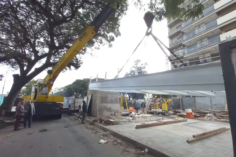 En fotos: así avanza la instalación del nuevo puente de Mate de Luna al 2.100