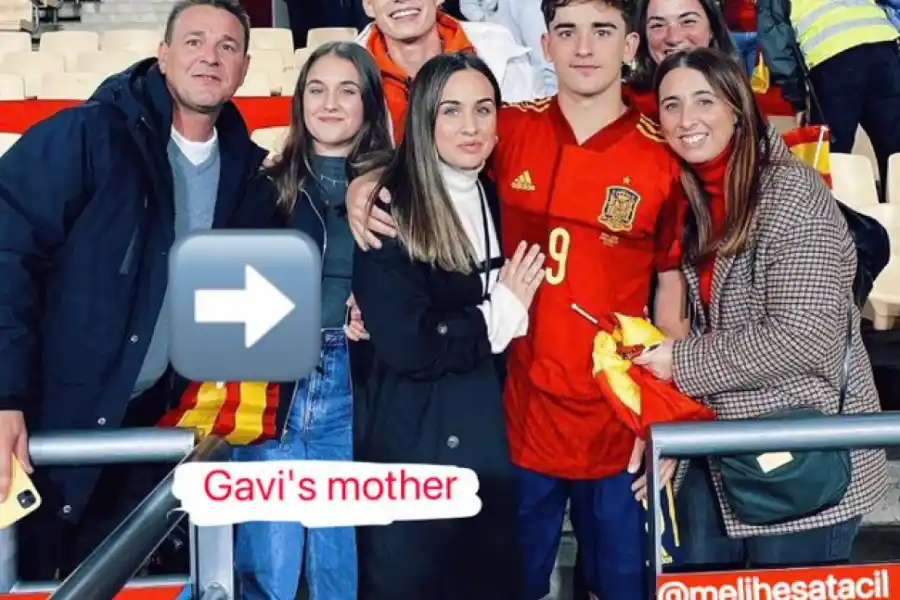 Gavi junto a su madre, la supuesta amante de Piqué.