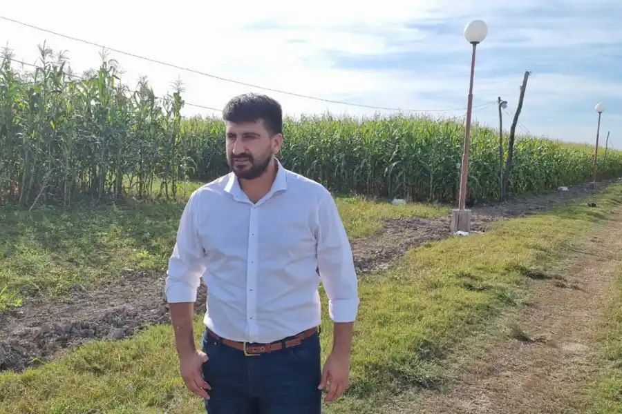 PRODUCCIÓN. El intendente de Bella Vista, Sebastián Salazar, recorrió el predio donde plantarán choclos, batatas y caña de azúcar; y donde habrá un galpón con gallinas ponedoras y criaderos de pollos.