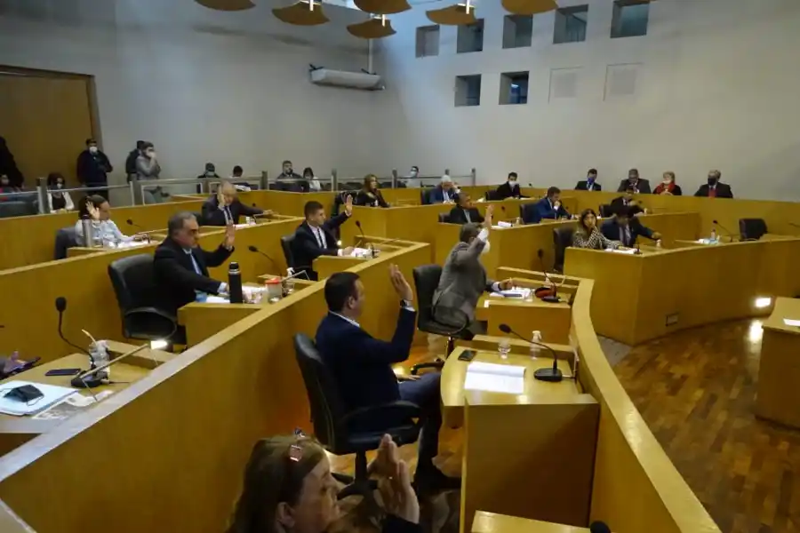 SESIÓN EN EL CONCEJO DELIBERANTE. Los ediles votan en el recinto. Foto: prensa HCD