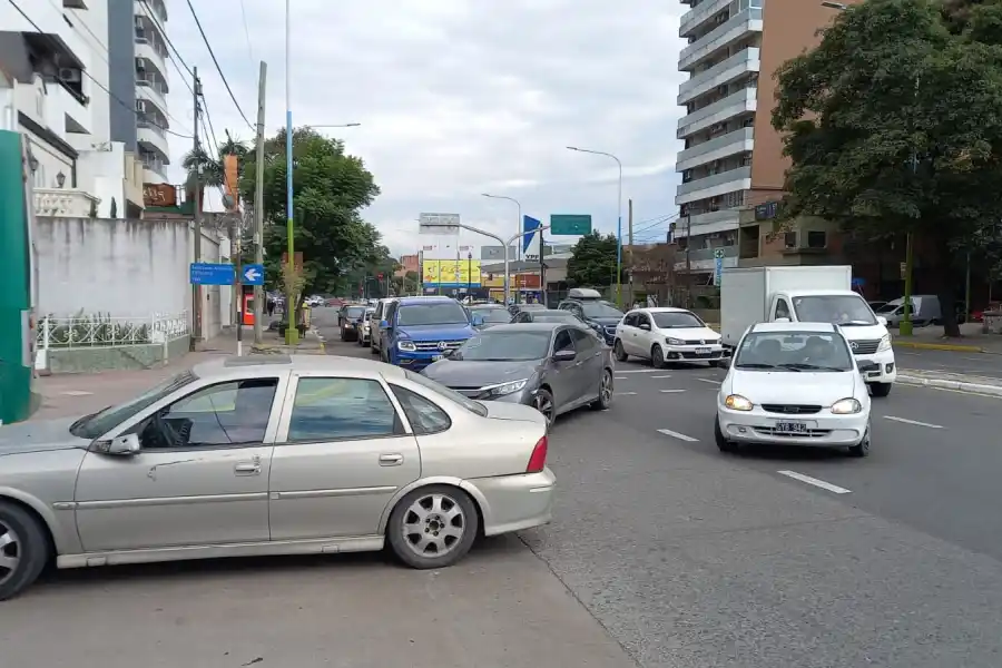 TRÁNSITO CORTADO. El paso fue interrumpido momentáneamente sobre la avenida Mate de Luna por la instalación del nuevo puente. Foto de LA GACETA / Analía Jaramillo