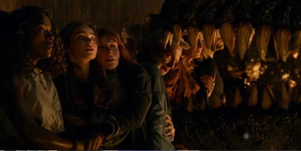 UNA CONVIVENCIA DIFÍCIL. Humanos atemorizados ante los dientes afilados de dinosaurios prehistóricos, la fórmula que se repide en “Dominio”.  