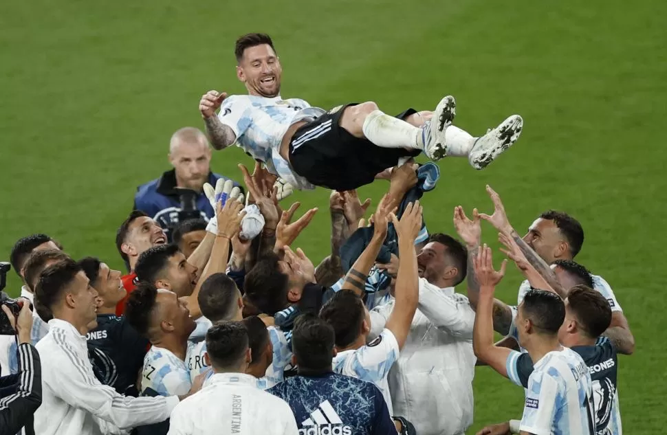 REVOLEADO POR LOS AIRES. Lionel Messi recibe el reconocimiento de sus compañeros al final del partido. 