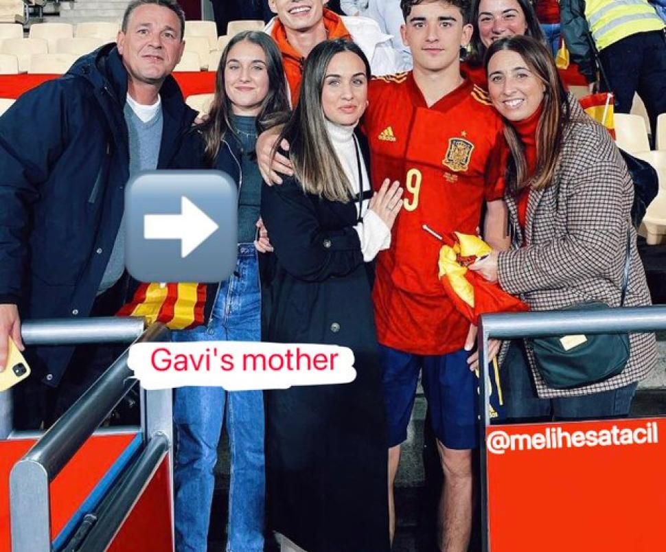 Gavin junto a su madre, la supuesta amante de Piqué.