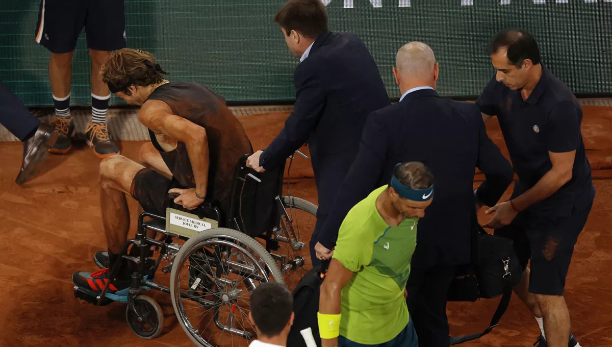 DOLOR. Alexander Zverev abandonó el court en silla de ruedas después de lesionarse en semifinales ante Nadal.