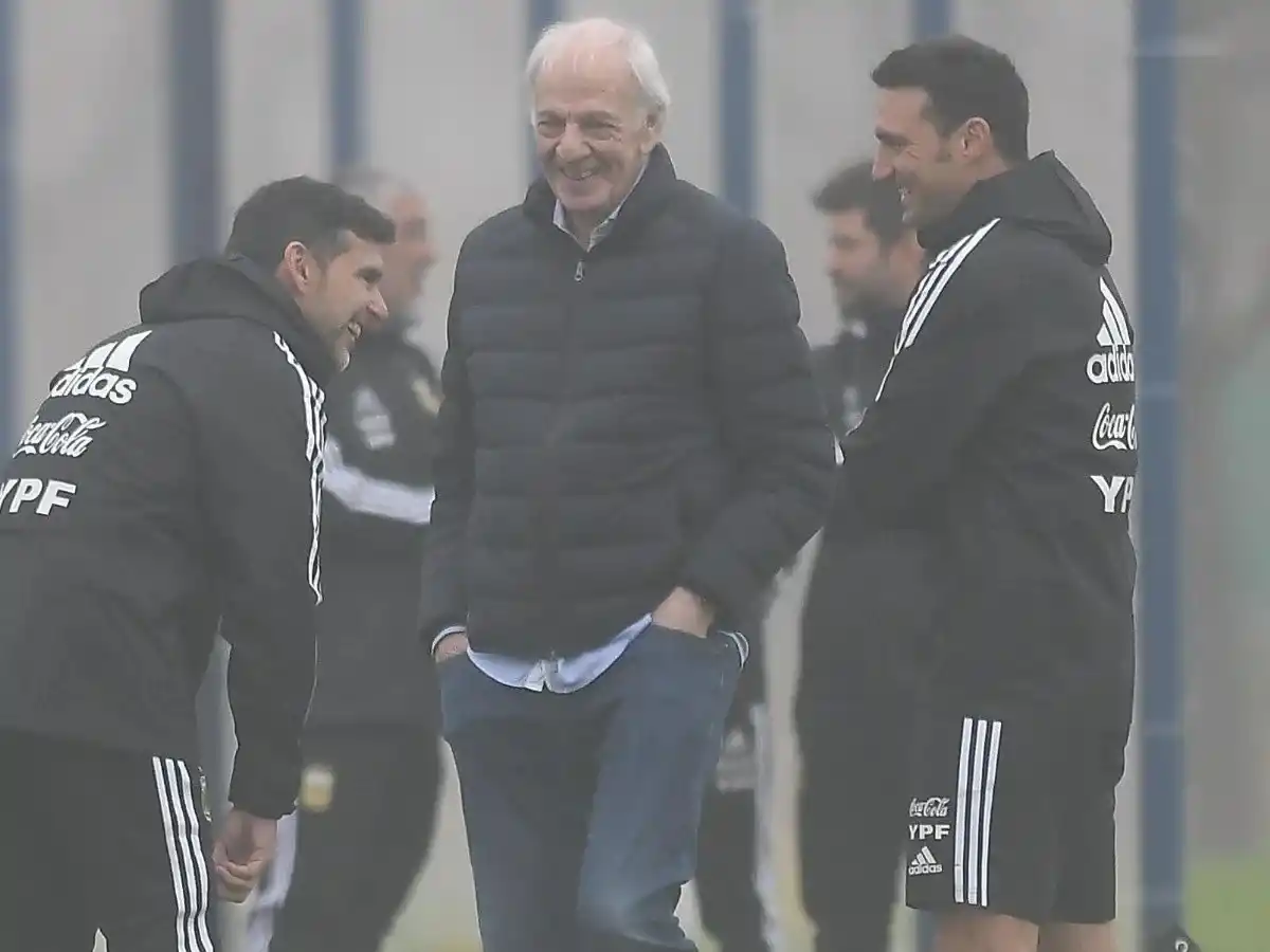 Menotti junto al cuerpo técnico de la selección Argentina.